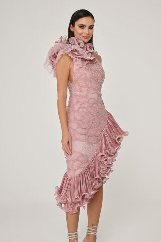 Tek Omuz Çiçek Aksesuarlı Asimetrik Kesim Şifon Midi Elbise Pudra - 40