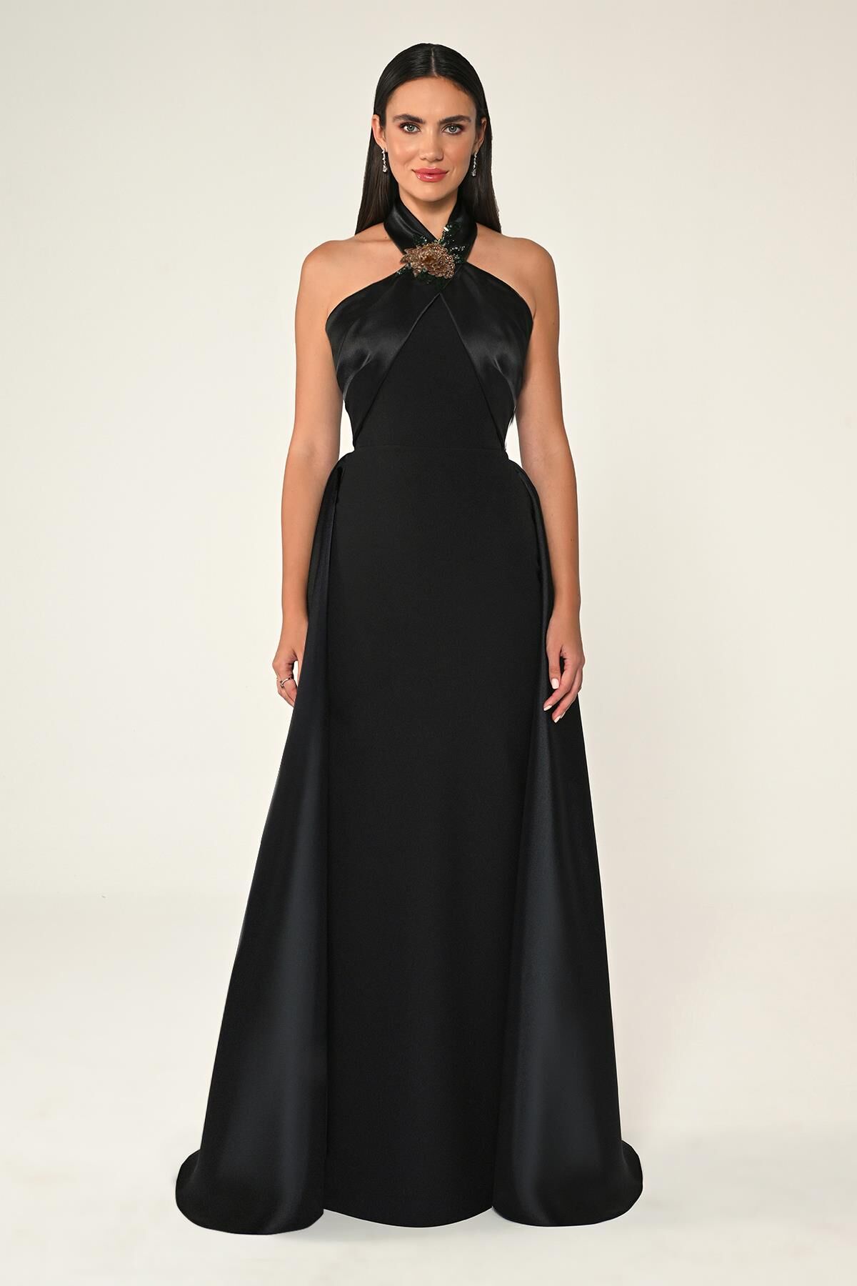 Boyundan Geçmeli Çiçek Aksesuarlı Uzun Elbise Siyah - 38