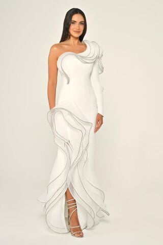 Langes Crêpe-Kleid mit Volant und Schlitz