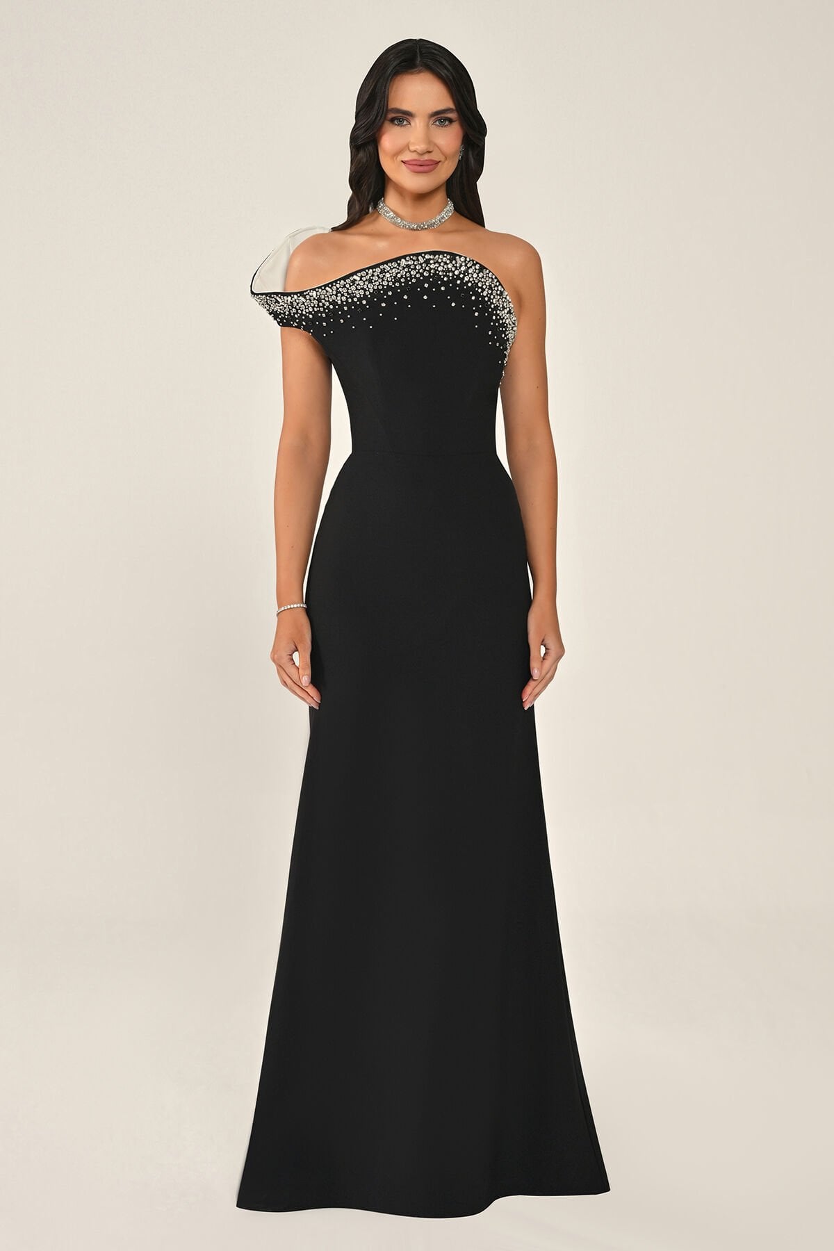 Üst Asimetrik Kesim Taşlı Krep Uzun Elbise