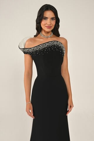 Üst Asimetrik Kesim Taşlı Krep Uzun Elbise