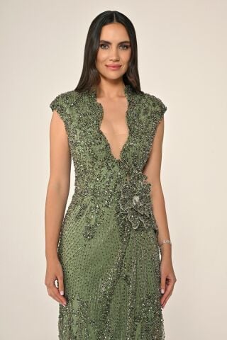 Dekolteli Beli Çiçek Aksesuarlı Payet Uzun Elbise Haki - 38