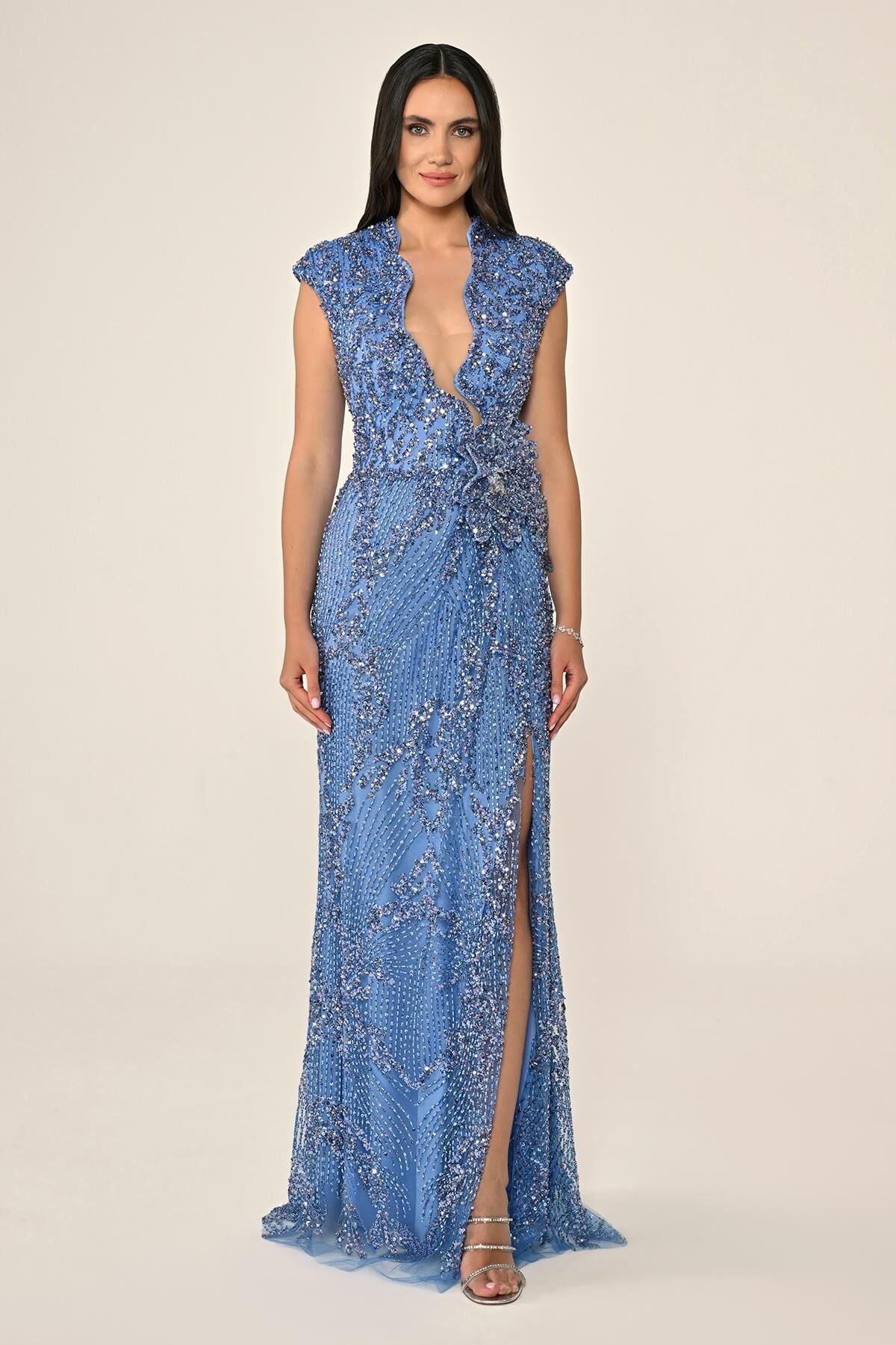 Dekolteli Beli Çiçek Aksesuarlı Payet Uzun Elbise İNDİGO - 38