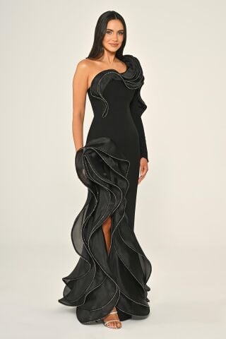 Langes Crêpe-Kleid mit Volant und Schlitz und einem Ärmel, Schwarz - 38