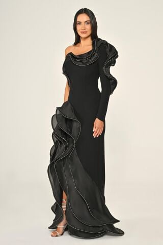 Langes Crêpe-Kleid mit Volant und Schlitz und einem Ärmel, Schwarz - 38