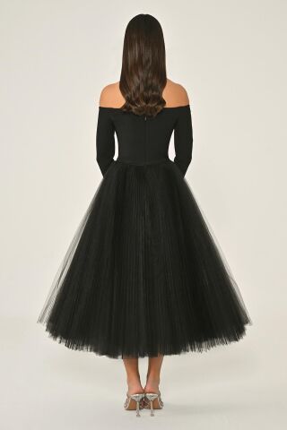 Schulterfreies Midikleid mit Tüllrock und Ärmeln, Schwarz - 44