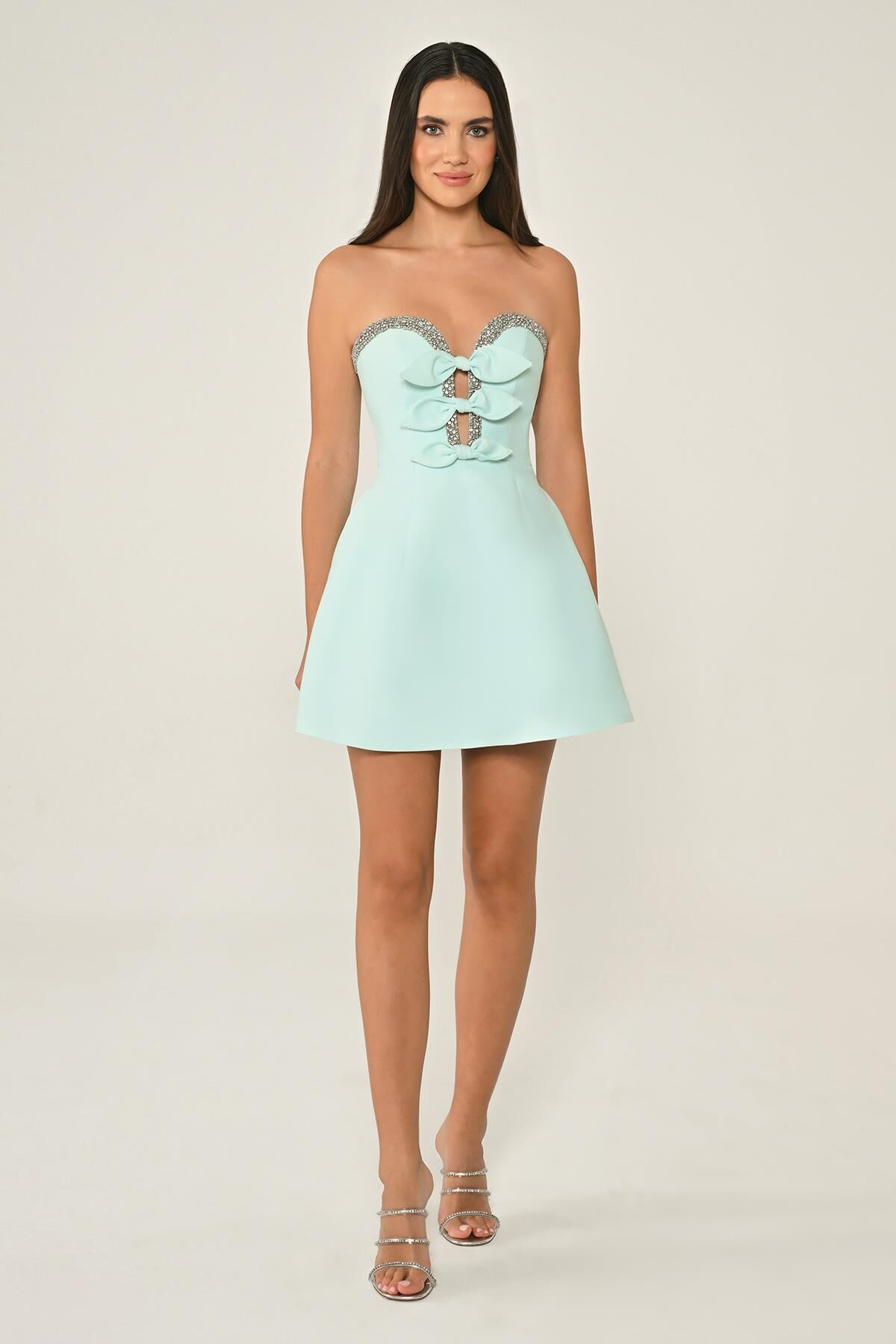 Straplez Boncuk ve Fiyonk Aksesuarlı Saten Kısa Elbise