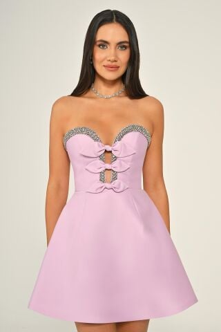 Straplez Boncuk ve Fiyonk Aksesuarlı Saten Kısa Elbise