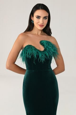 Trägerloses, gefiedertes, asymmetrisch geschnittenes langes Samtkleid