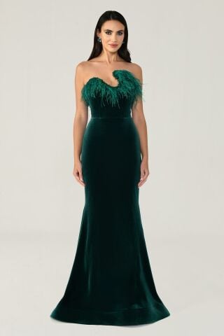 Trägerloses, gefiedertes, asymmetrisch geschnittenes langes Samtkleid