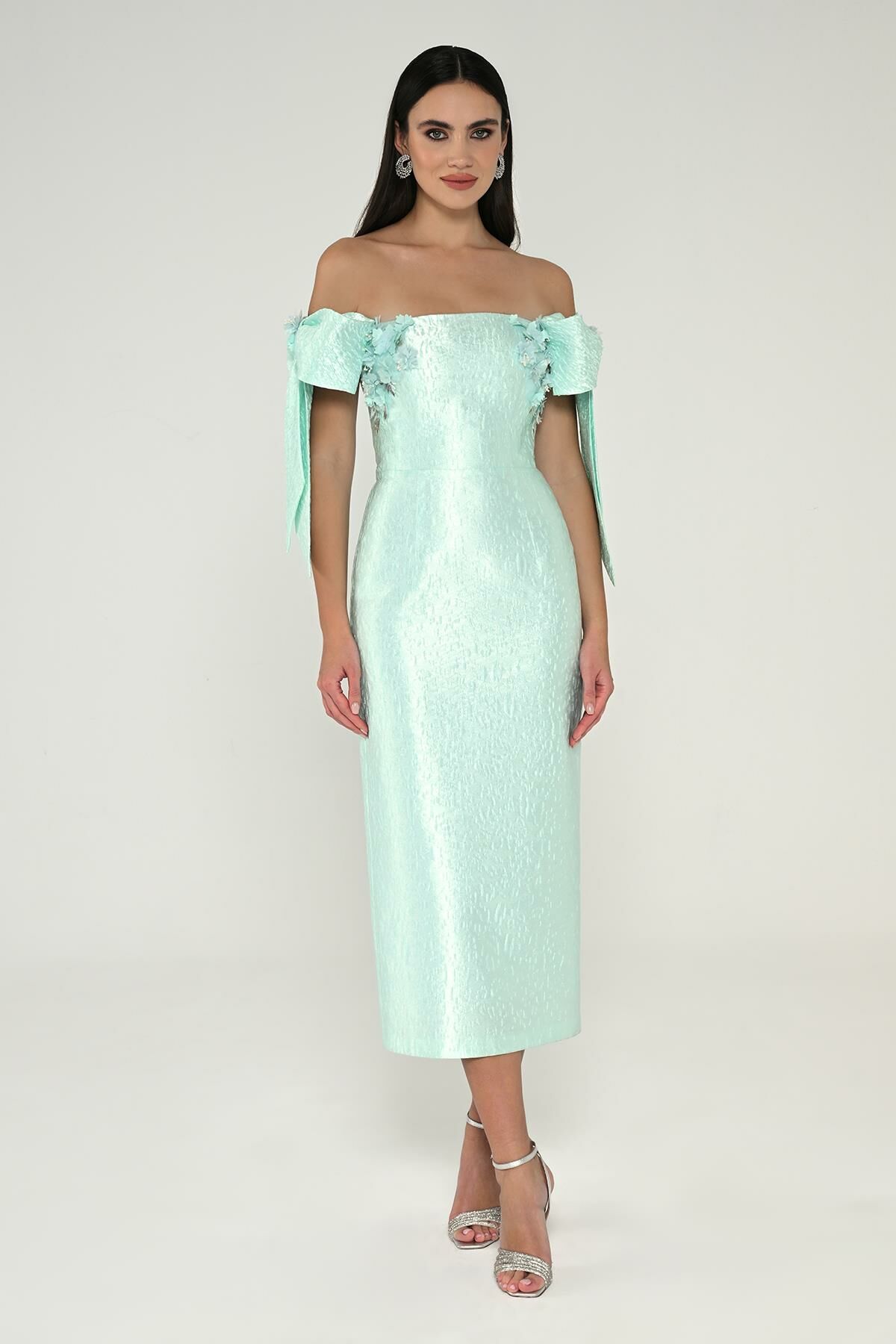 Schulterfreies Midikleid aus Jacquardstoff mit Schleife