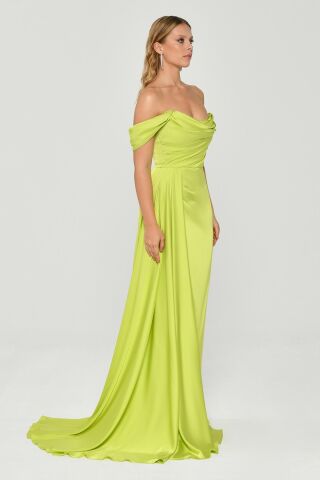 Düşük Omuz Yandan Yırtmaçlı Saten Uzun Elbise ELMA YEŞİLİ - 40