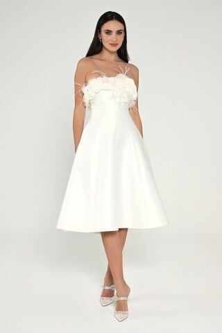 Straplez Üst Çiçek Tüy Aksesuarlı Saten Midi Elbise Beyaz - 40