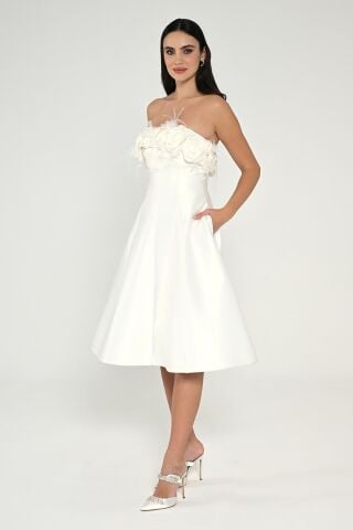 Straplez Üst Çiçek Tüy Aksesuarlı Saten Midi Elbise Beyaz - 40