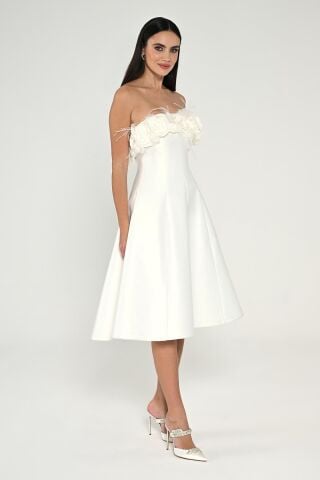 Straplez Üst Çiçek Tüy Aksesuarlı Saten Midi Elbise Beyaz - 40