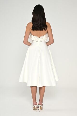 Straplez Üst Çiçek Tüy Aksesuarlı Saten Midi Elbise Beyaz - 40