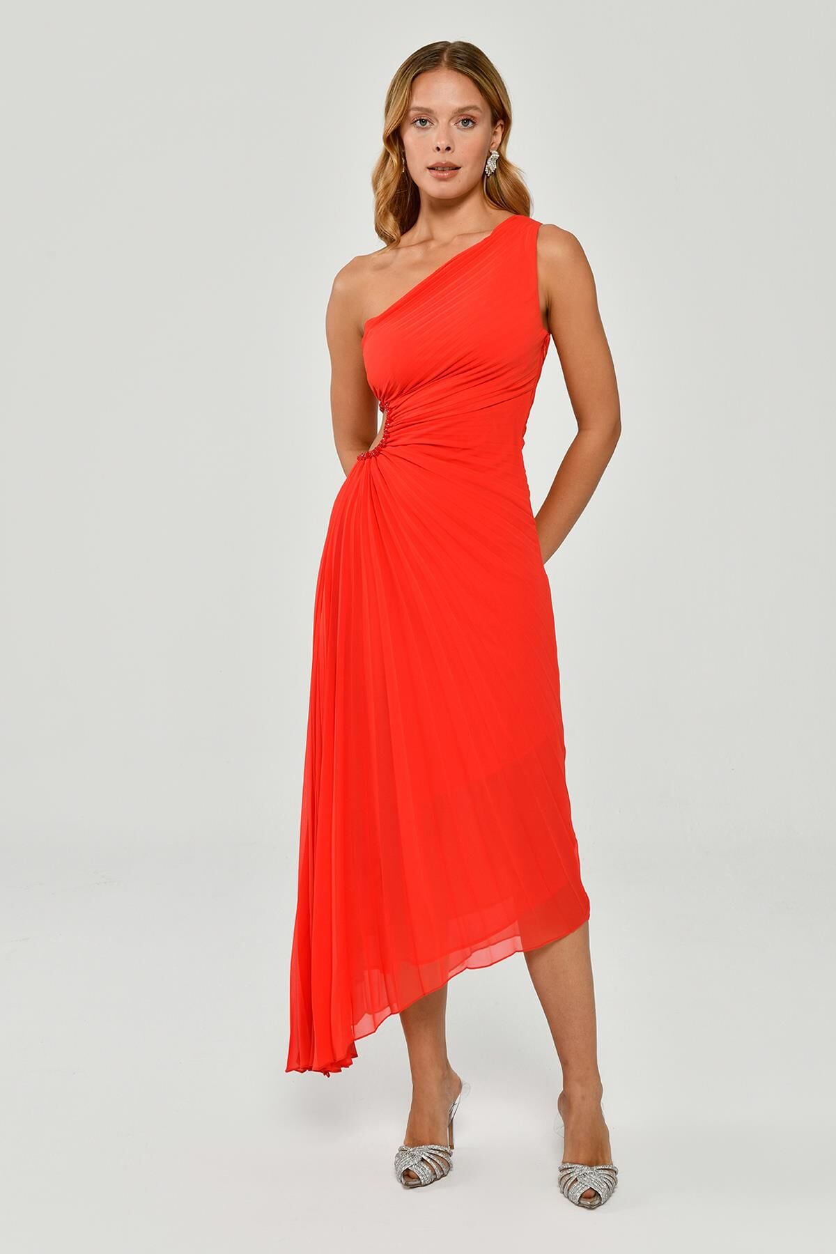 Tek Omuz Bel Dekolteli Pileli Asimetrik Kesim Şifon Midi Elbise MERCAN - 42