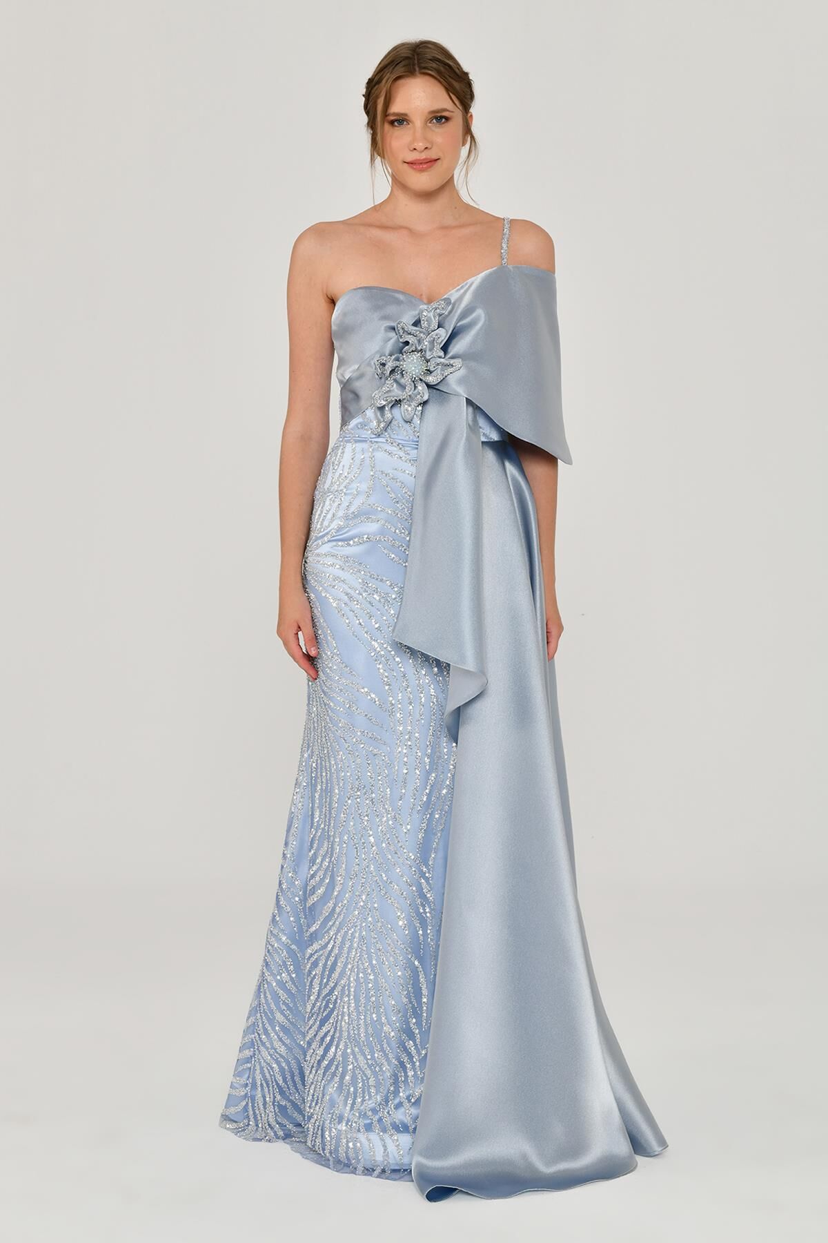 Tek Askılı Çiçek Aksesuarlı Payetli Saten Uzun Elbise AÇIK MAVİ - 38