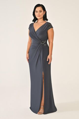 V Yaka Kısa Kollu Beli Aksesuarlı Yırtmaçlı Uzun Elbise ANTRASİT - 42