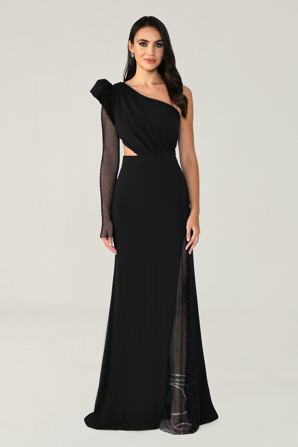 Langes Kleid mit Schlitz und transparenten Ärmeln, Schwarz – 44