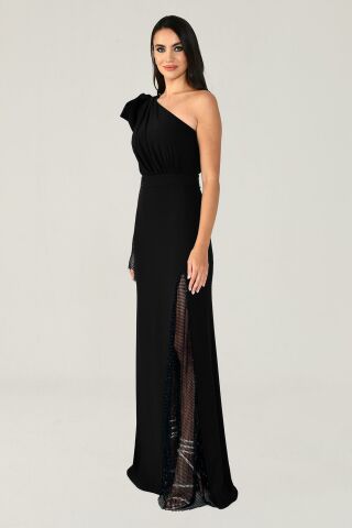 Langes Kleid mit Schlitz und transparenten Ärmeln, Schwarz – 44