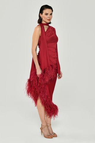 Tek Kol Boyundan Şallı Tüy Aksesuarlı Saten Midi Elbise Bordo - 42