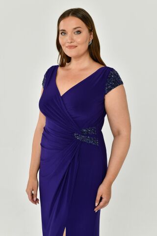 V Yaka Kısa Kollu Beli Aksesuarlı Yırtmaçlı Uzun Elbise KOYU MOR - 46