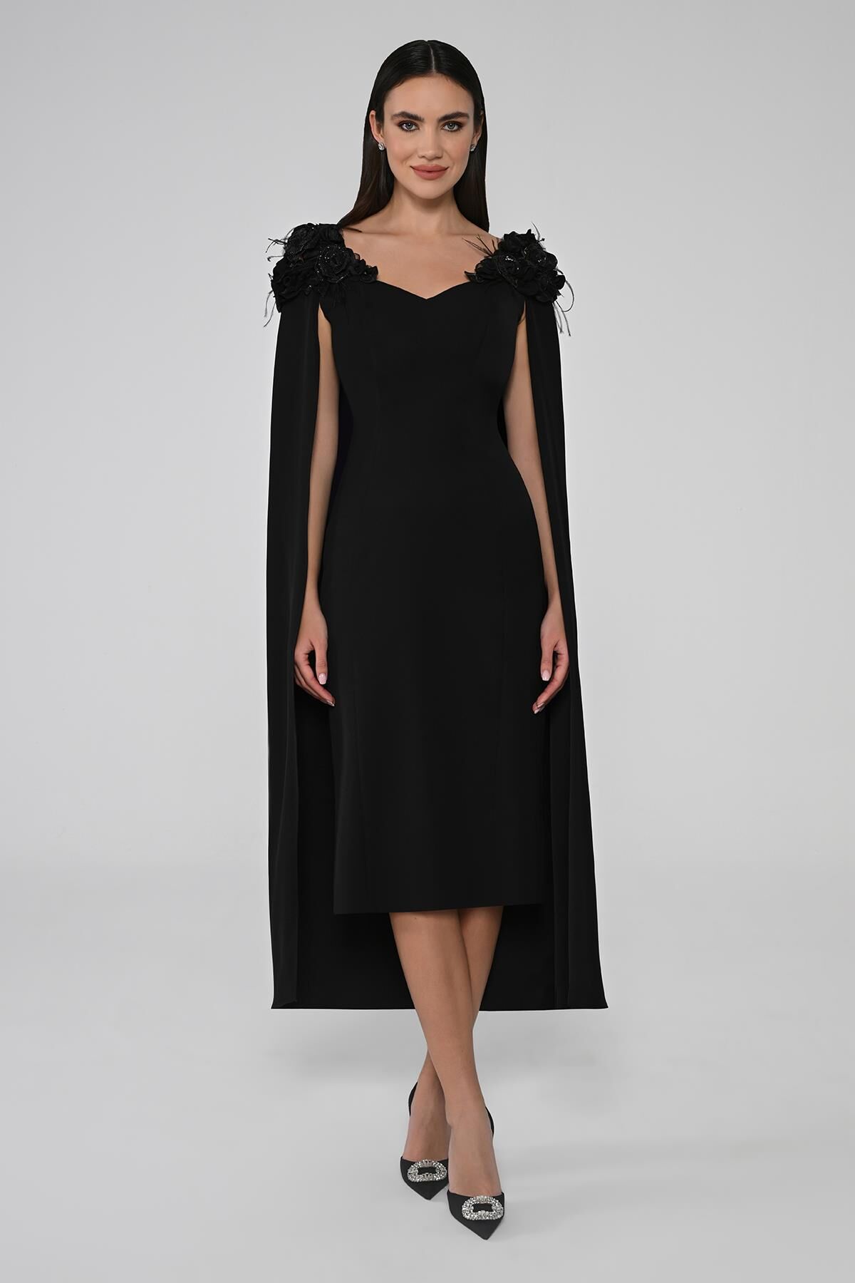 Omuzları Çiçek Aksesuarlı Pelerinli Midi Elbise Siyah - 40