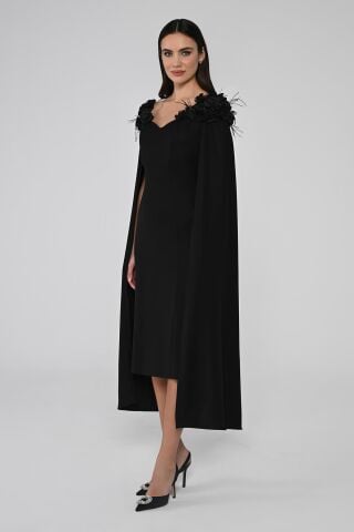 Omuzları Çiçek Aksesuarlı Pelerinli Midi Elbise Siyah - 40
