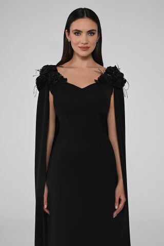 Omuzları Çiçek Aksesuarlı Pelerinli Midi Elbise Siyah - 40