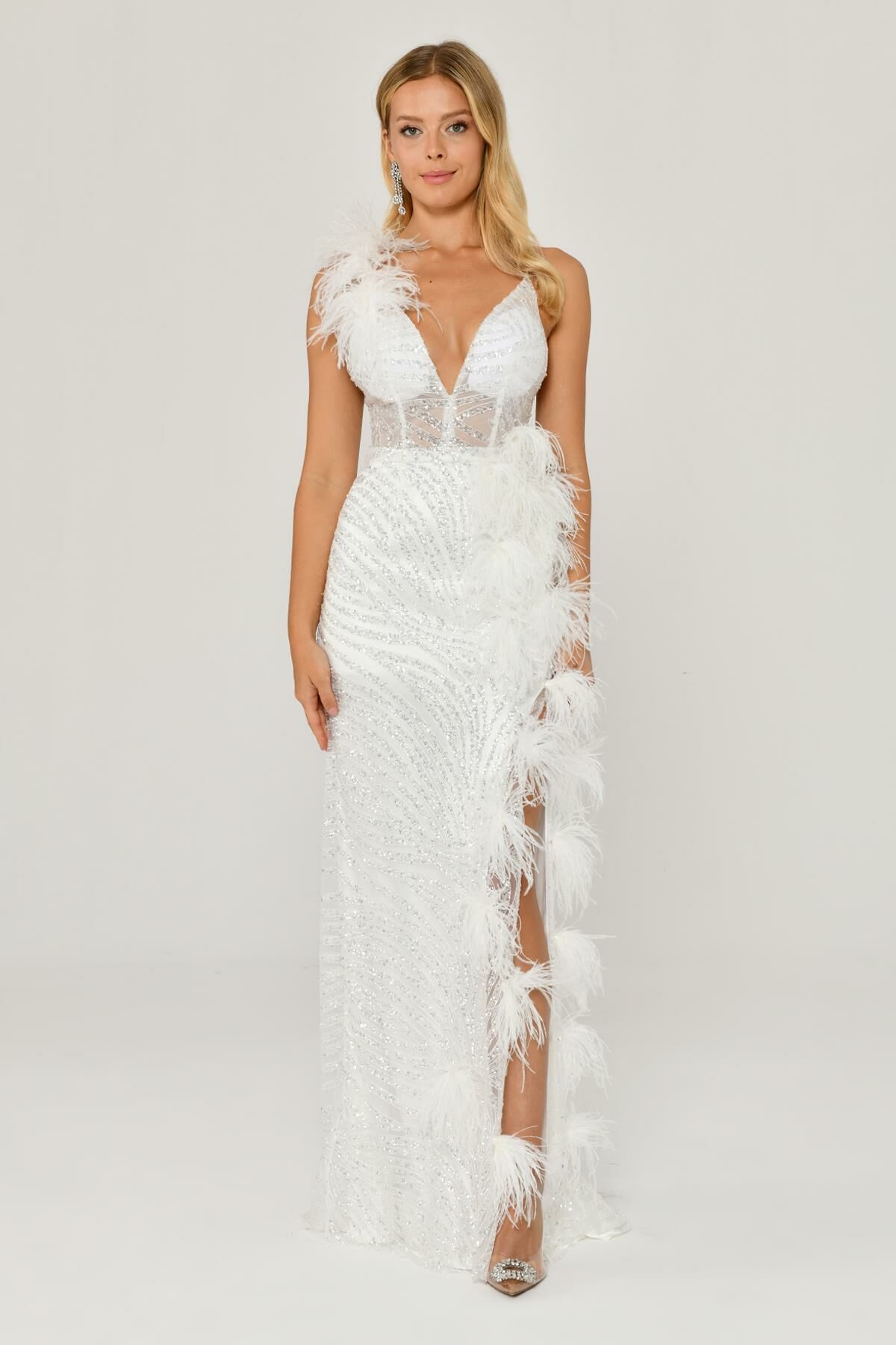 İp Askılı Sırt İp Askılı V Yaka Otriş Akesuarlı Pullu Kumaş Uzun Elbise Beyaz - 40