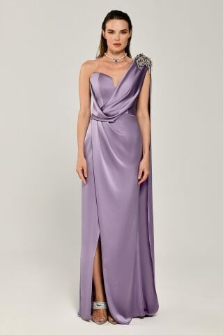 One-Shoulder-Brosche Langes Satinkleid