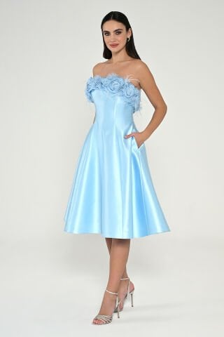 Straplez Üst Çiçek Tüy Aksesuarlı Saten Midi Elbise