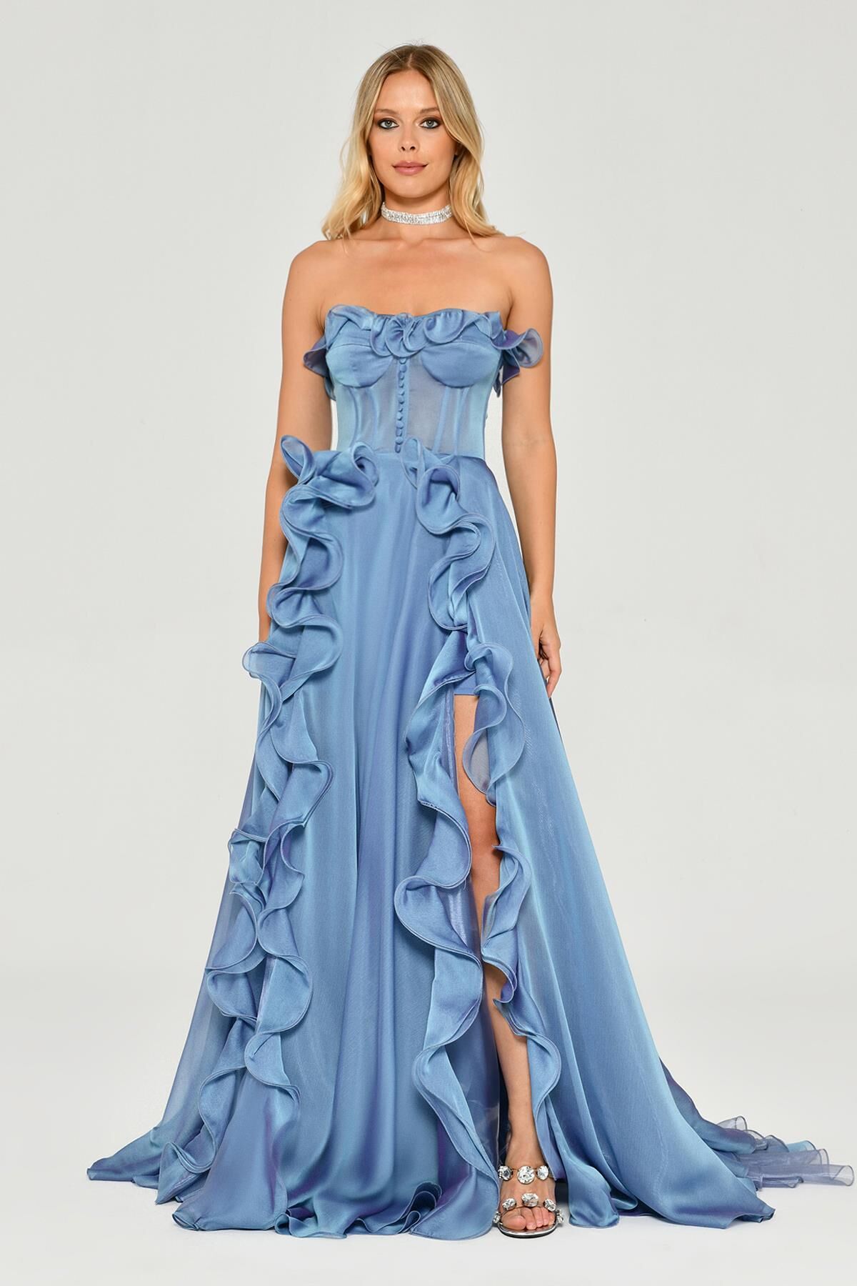 Trägerloses, langes Chiffonkleid mit Rüschen und doppeltem Schlitz İNDİGO - 36