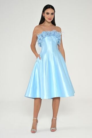 Straplez Üst Çiçek Tüy Aksesuarlı Saten Midi Elbise