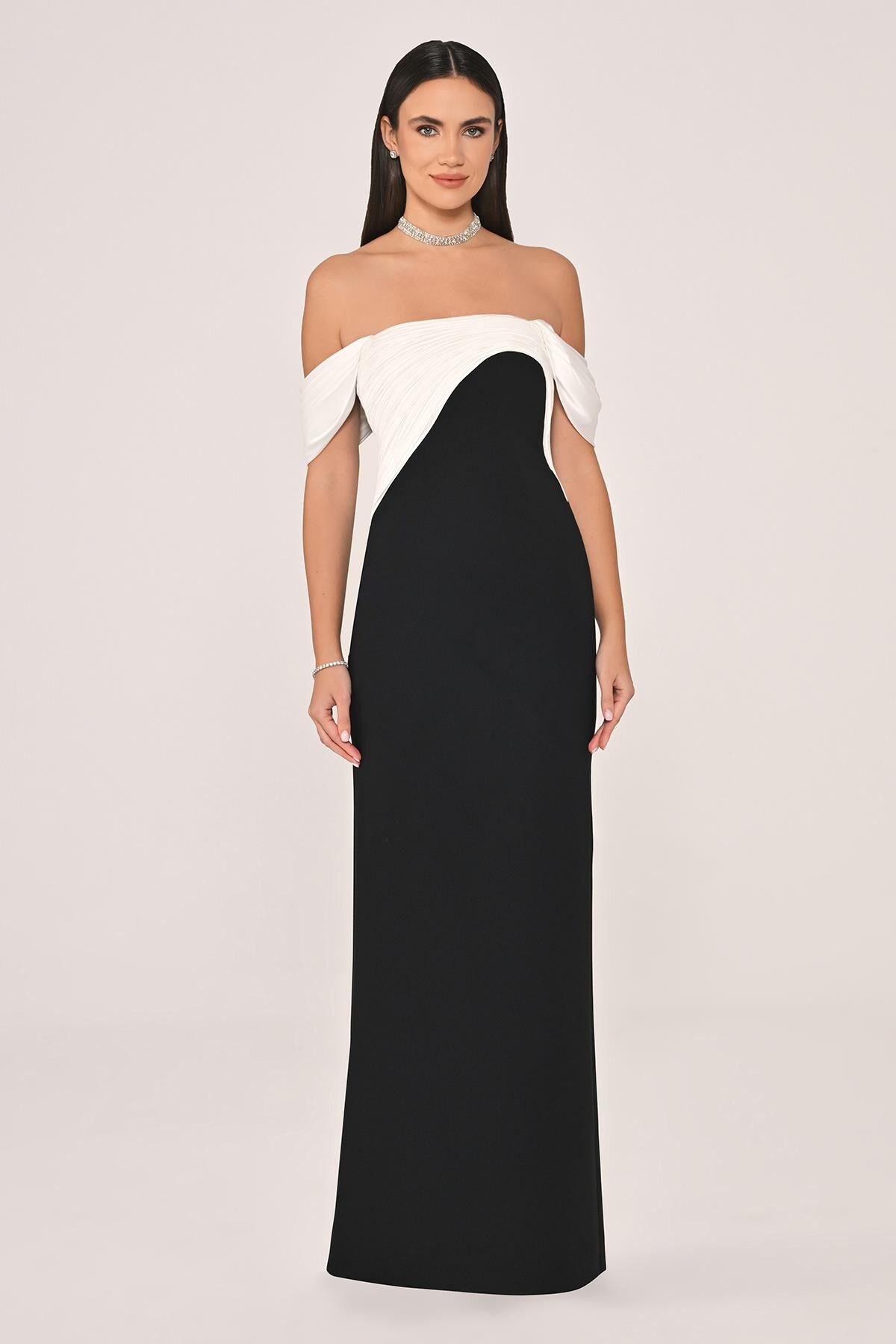 Düşük Omuz Saten Yaka Krep Uzun Elbise SİYAH / BEYAZ - 38