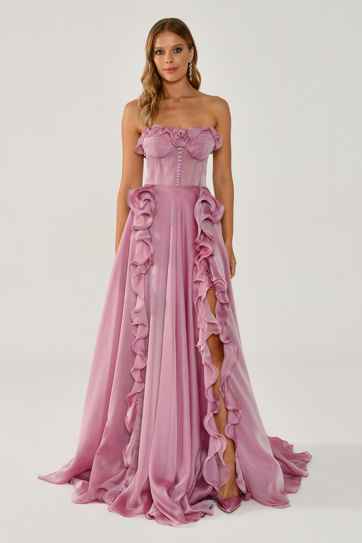 Trägerloses, langes Chiffonkleid mit Rüschen und doppeltem Schlitz, Rosa - 38