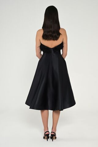 Straplez Üst Çiçek Tüy Aksesuarlı Saten Midi Elbise Siyah - 38