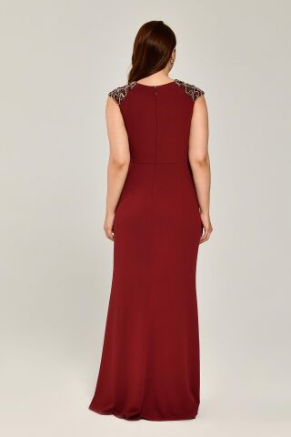 Ärmelloses, langes Kleid mit V-Ausschnitt und bestickter Schulter