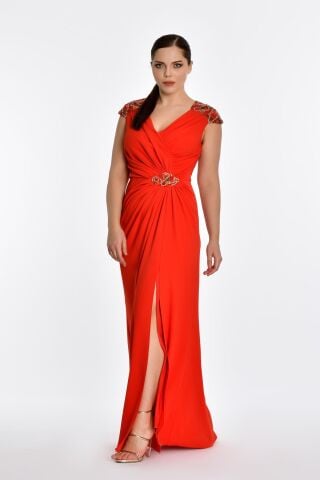 Ärmelloses, langes Kleid mit V-Ausschnitt und bestickter Schulter