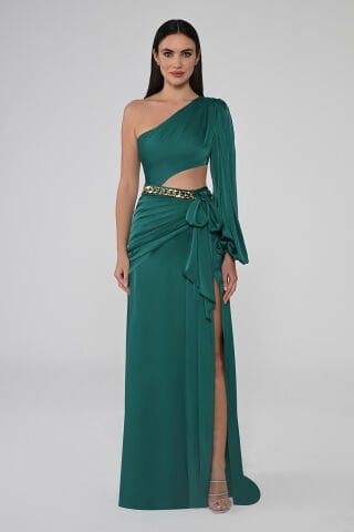 Tek Kol Beli Zincir Aksesuarlı Yırtmaçlı Saten Uzun Elbise