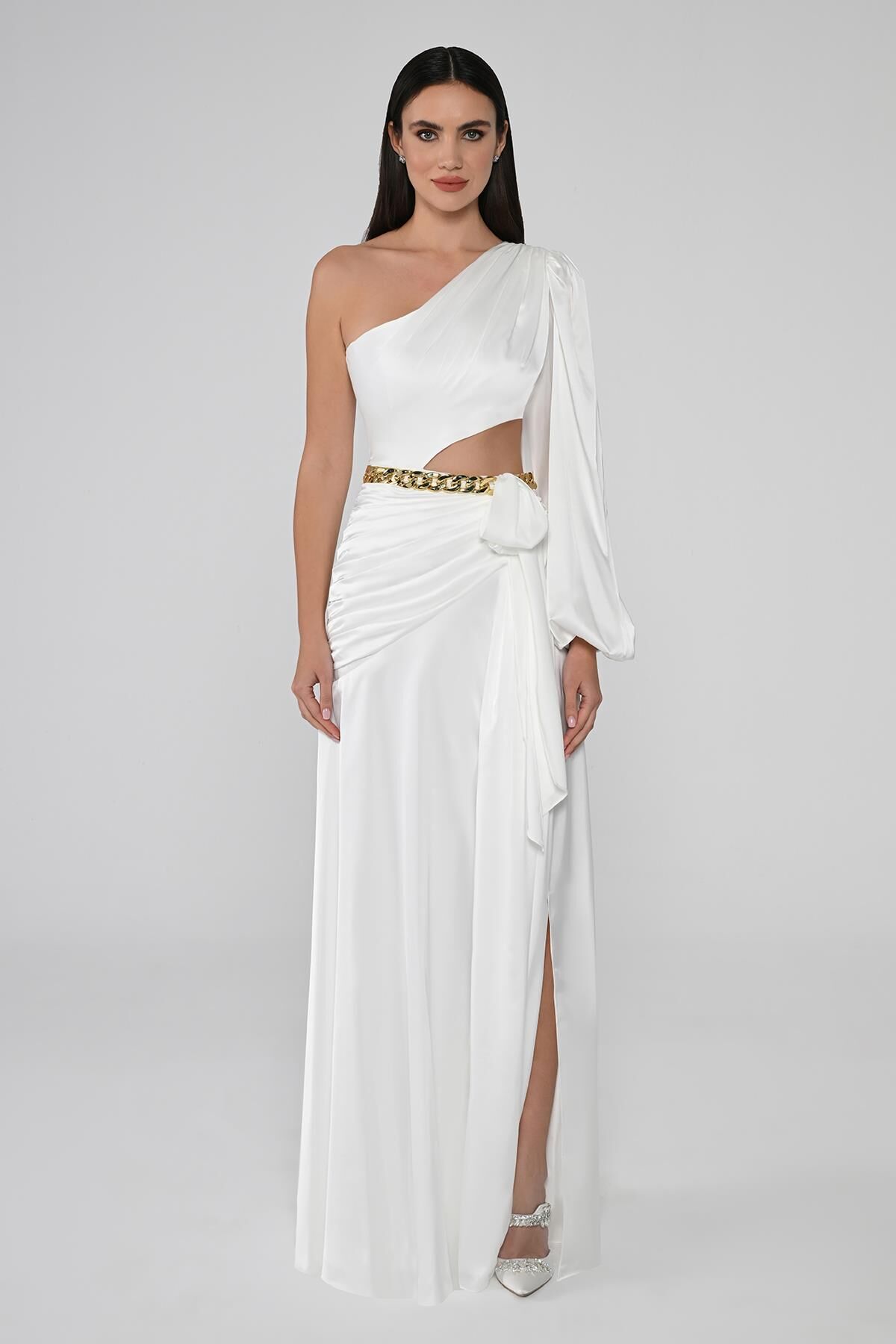 Tek Kol Beli Zincir Aksesuarlı Yırtmaçlı Saten Uzun Elbise