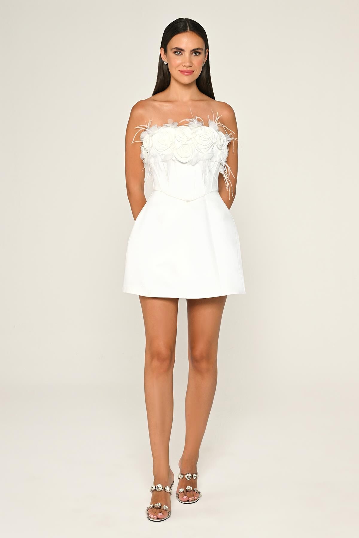 Straplez Üst Çiçek Aksesuarlı Mat Saten Kısa Elbise Beyaz - 36