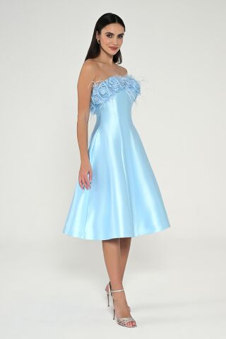 Straplez Üst Çiçek Tüy Aksesuarlı Saten Midi Elbise AÇIK MAVİ - 40