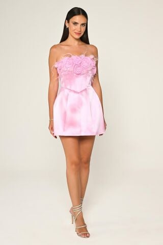 Straplez Üst Çiçek Aksesuarlı Mat Saten Kısa Elbise Pembe - 36