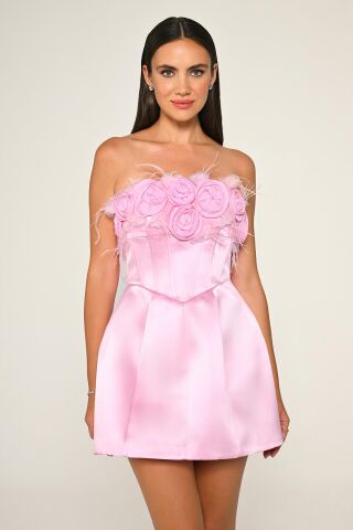 Straplez Üst Çiçek Aksesuarlı Mat Saten Kısa Elbise Pembe - 38
