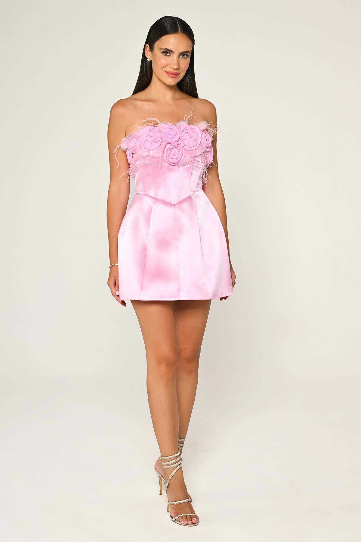 Straplez Üst Çiçek Aksesuarlı Mat Saten Kısa Elbise Pembe - 40