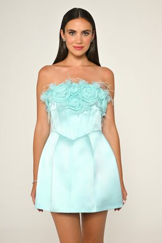 Straplez Üst Çiçek Aksesuarlı Mat Saten Kısa Elbise MİNT - 40