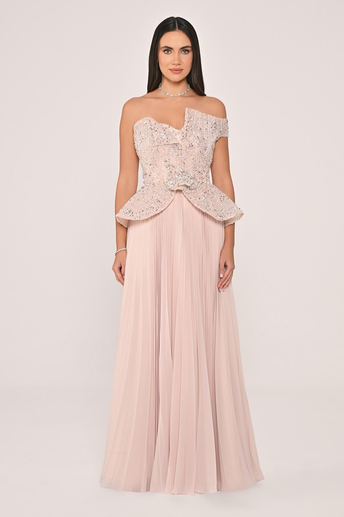 Tek Düşük Omuz Üstü Payet Eteği Pliseli Şifon Uzun Elbise Pudra - 36