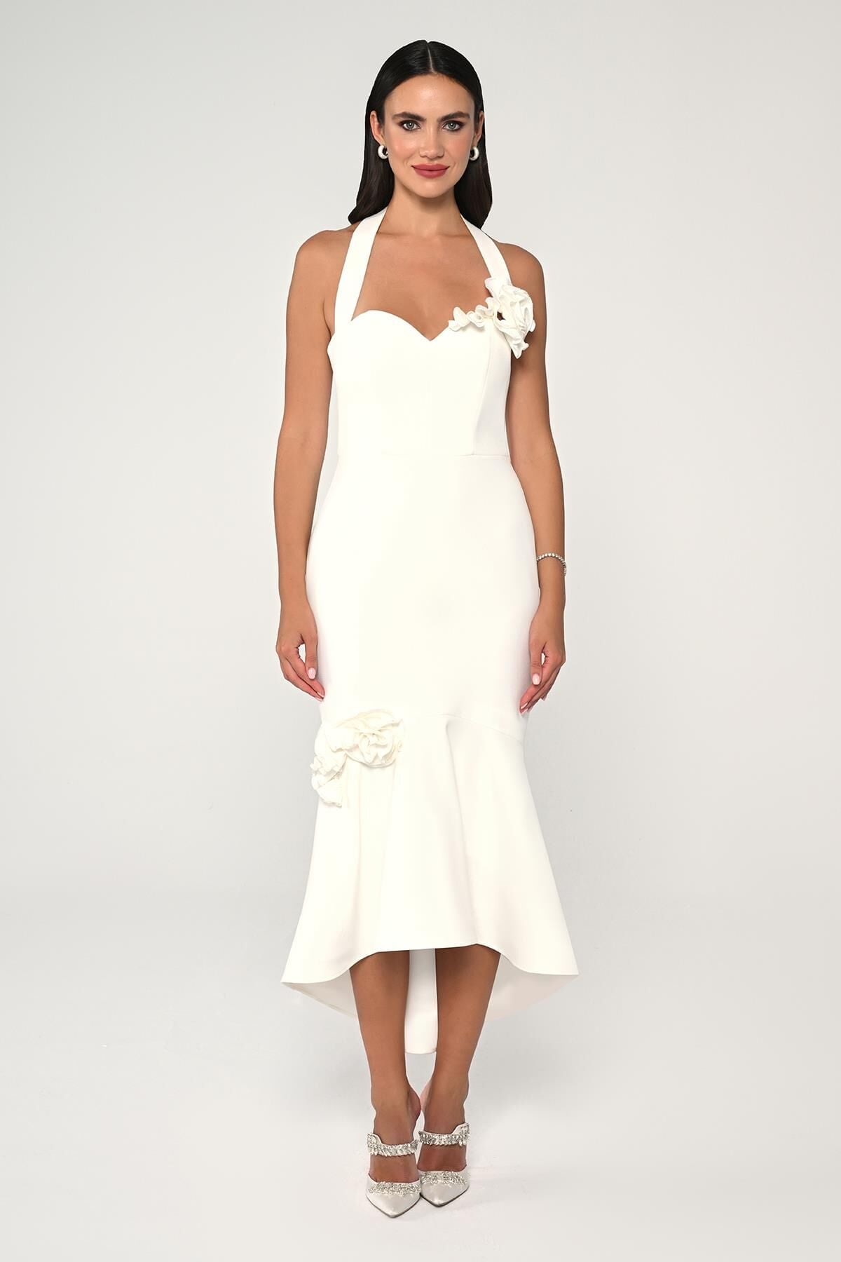 Askılı Kalp Göğüs Çiçek Aksesuarlı Midi Elbise